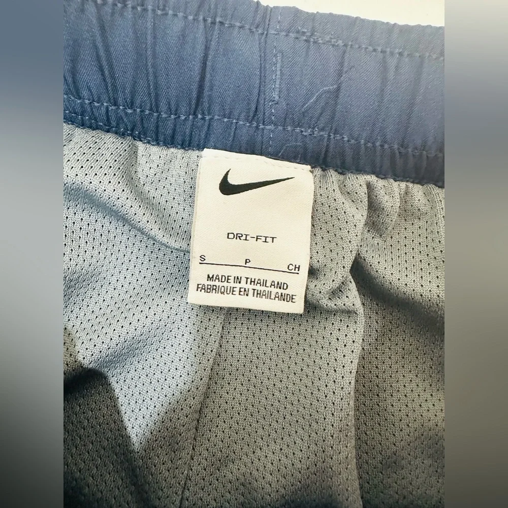 Nike Dri Fit Pants‎ Men's Size S Blue/White lined At The Bottom On The Button